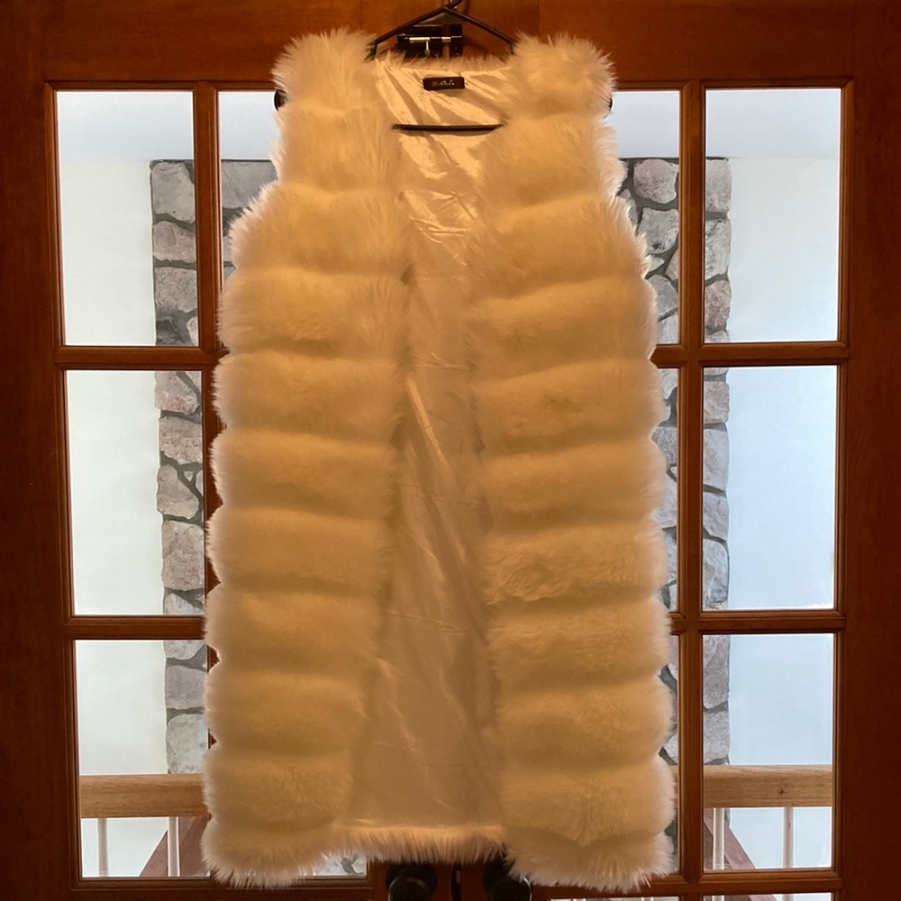 Chic White Faux Fur Vest